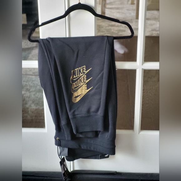 Nike Jogging suit (Pants Included) - Picture 4 of 6